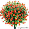 Bouquet de fleurs d'automne et d'Halloween artificielles avec des fleurs orange et rouges vives sur du feuillage vert