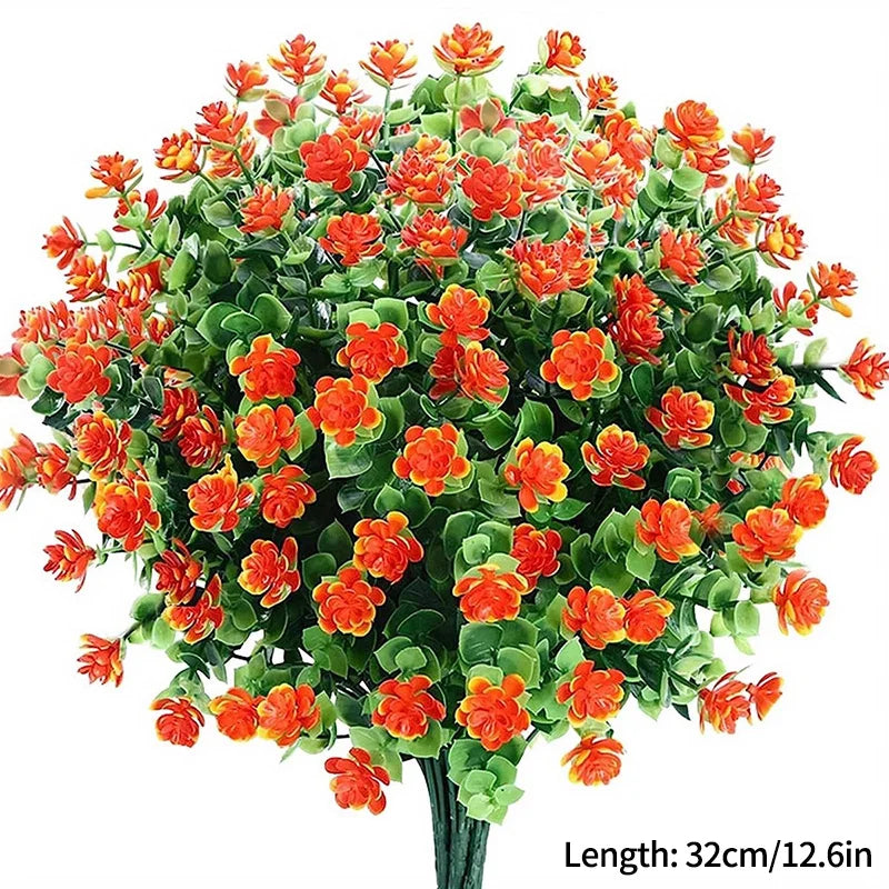 Bouquet de fleurs d'automne et d'Halloween artificielles avec des fleurs orange et rouges vives sur du feuillage vert