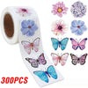 Un rouleau de décalcomanies colorées de papillons et de fleurs pour loisirs créatifs et décoration.