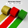 Ein Set aus drei Weihnachts-Crepppapier-Girlanden in Gold, Rot und Grün.