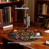 Un jeu de divination spirituelle avec une carte en bois sombre, des cristaux et des symboles astrologiques sur un bureau.