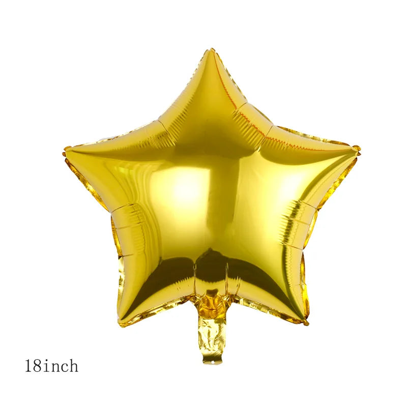 Un seul ballon en feuille d'or brillant en forme d'étoile.