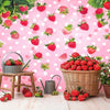 Rosa Erdbeere-Themen-Hintergrund mit frischen Erdbeeren, Grünzeug und einem geflochtenen Korb auf Holzoberfläche.