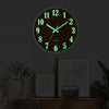 Reloj de pared de madera luminoso con fondo oscuro y manecillas verdes brillantes mostrando la hora.