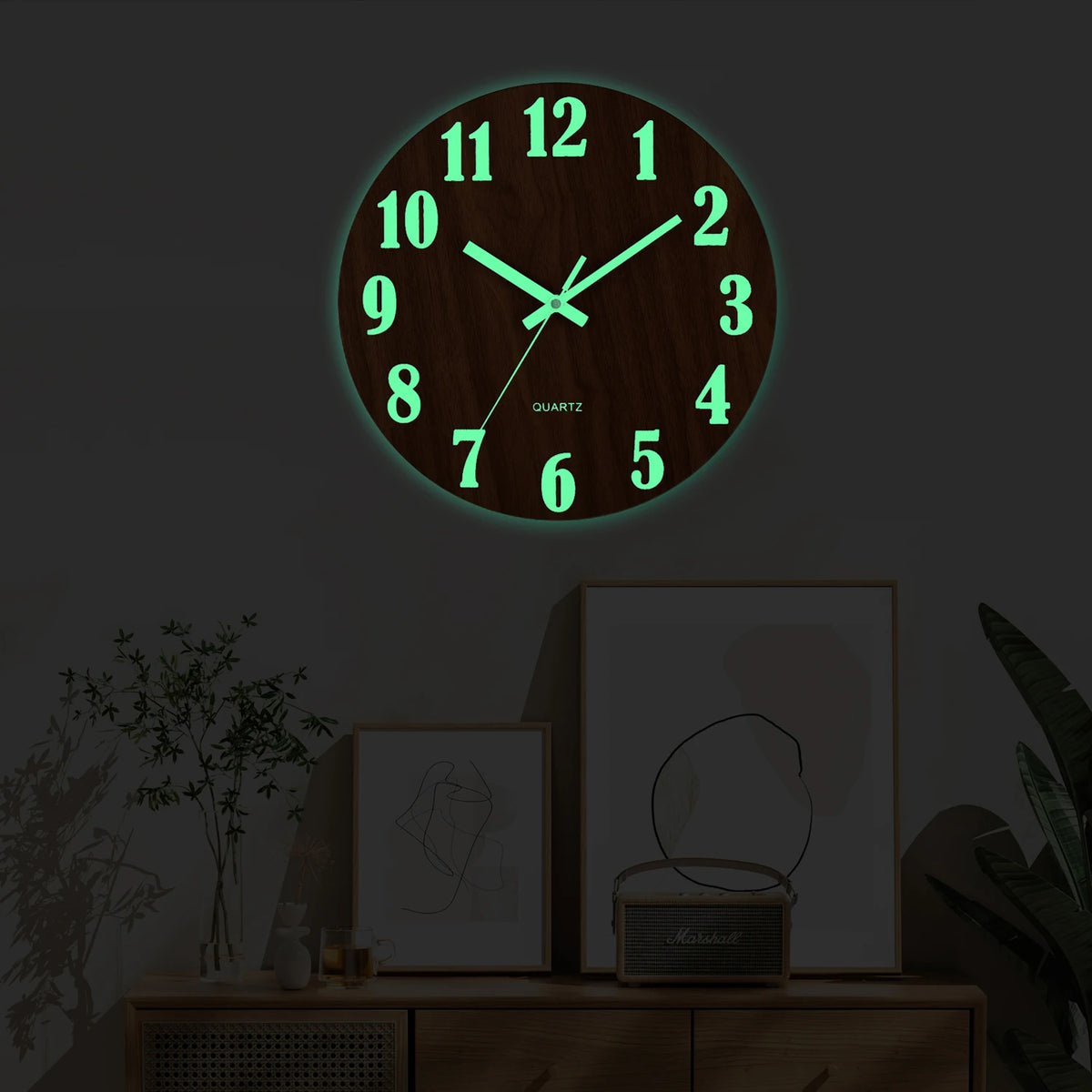 Reloj de pared de madera luminoso con fondo oscuro y manecillas verdes brillantes mostrando la hora.