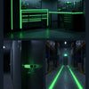 Plans intérieurs montrant un éclairage vert fluorescent utilisé pour les marquages de sécurité et la décoration sur les murs,