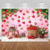 Rosa Erdbeermotiv-Hintergrund mit frischen Erdbeeren, Grün und Dekorationen.