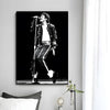 Schwarz-weißes Foto von Michael Jackson beim Auftritt auf der Bühne.