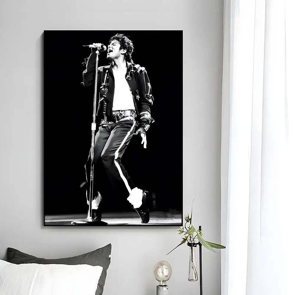 Schwarz-weißes Foto von Michael Jackson beim Auftritt auf der Bühne.