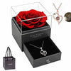 Rote Rosenkette in einer schwarzen Geschenkbox mit herzförmigem Anhänger und einem separaten Herzcharm.
