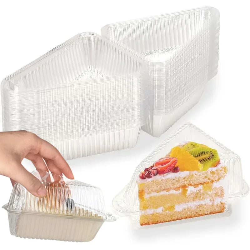 Klare dreieckige Lebensmittelbehälter, einige voll und einer mit einem Kuchenstück.