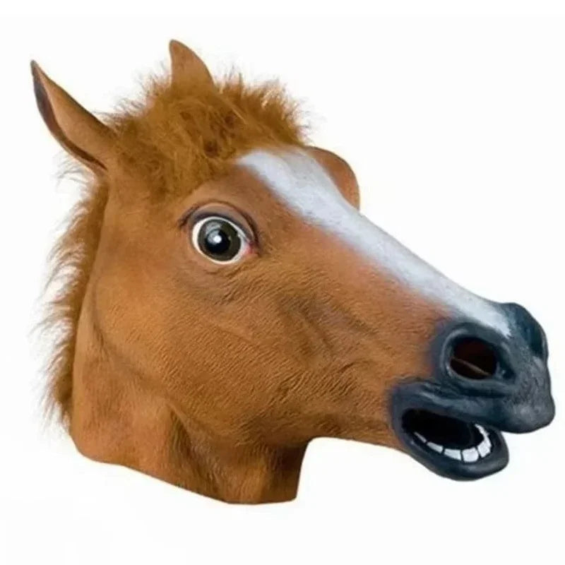 Realistische Fantasy-Pferde-Kopfmaske mit braunem Fell und weißen Abzeichen, Nahaufnahme.