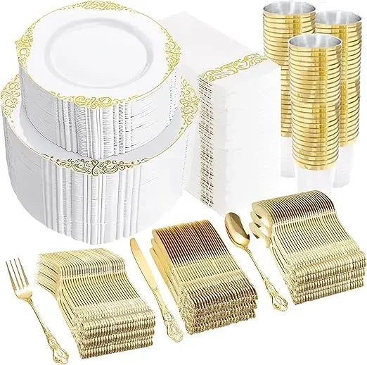Set aus gold-weißem Kunststoff-Serviergeschirr, bestehend aus Tellern, Tassen und Besteck.
