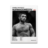 Schwarz-weißes Foto von dem Boxer Khabib "Der Adler" mit seinen Statistiken und dem UFC-Logo.