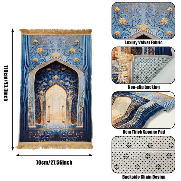 Un tapis de prière bleu et or avec un motif arqué, des motifs floraux et une bordure frangée.