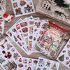 Eine Sammlung festlicher Weihnachtssticker mit Weihnachtsszenen und saisonalen Designs zum Basteln.