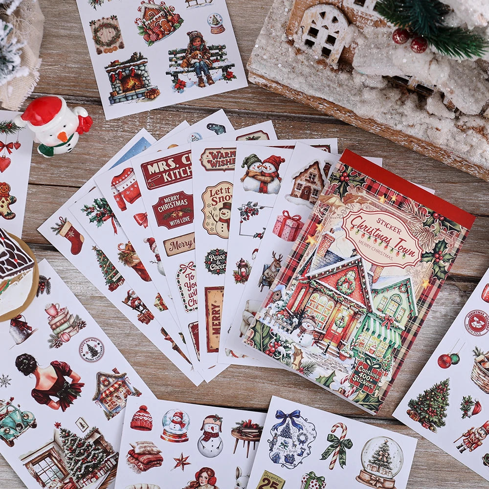 Eine Sammlung festlicher Weihnachtssticker mit Weihnachtsszenen und saisonalen Designs zum Basteln.