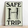 Schwarz-weißes Vintage-Zitatdruck mit den Worten SAFE TRIP und Silhouetten von Menschen.