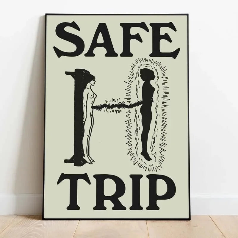 Schwarz-weißes Vintage-Zitatdruck mit den Worten SAFE TRIP und Silhouetten von Menschen.