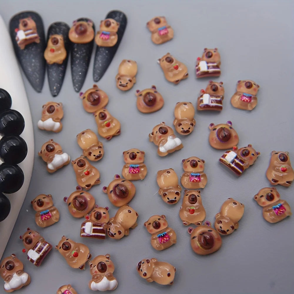 Eine Sammlung gemischter Cartoon-Tier-Nageldekorationen in verschiedenen Farben und Stilen.