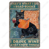 Décor mural vintage en métal d'un chat noir lisant un livre et buvant du vin.