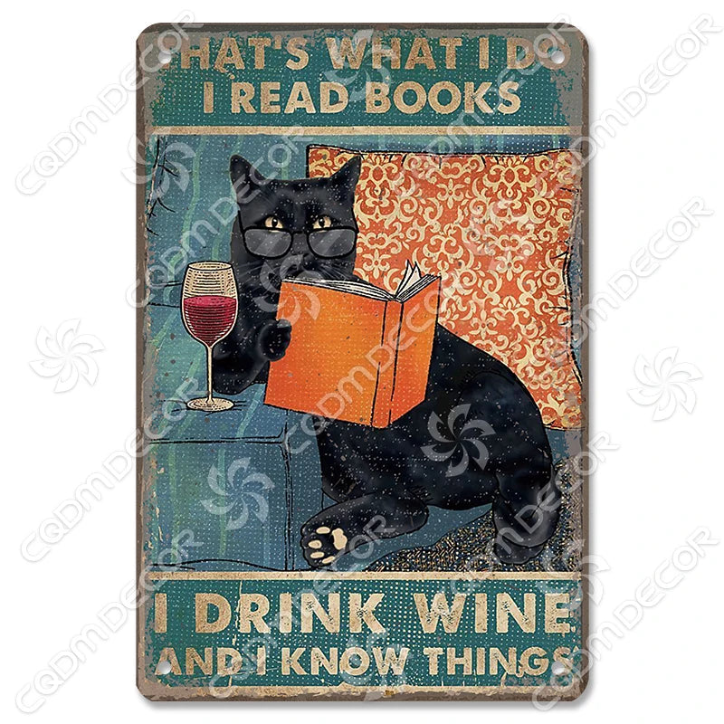 Décor mural vintage en métal d'un chat noir lisant un livre et buvant du vin.