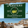 Una pancarta verde oscura con el texto Masters Est 1934 Tournament Augusta GA, vista al aire libre con vista al océano.