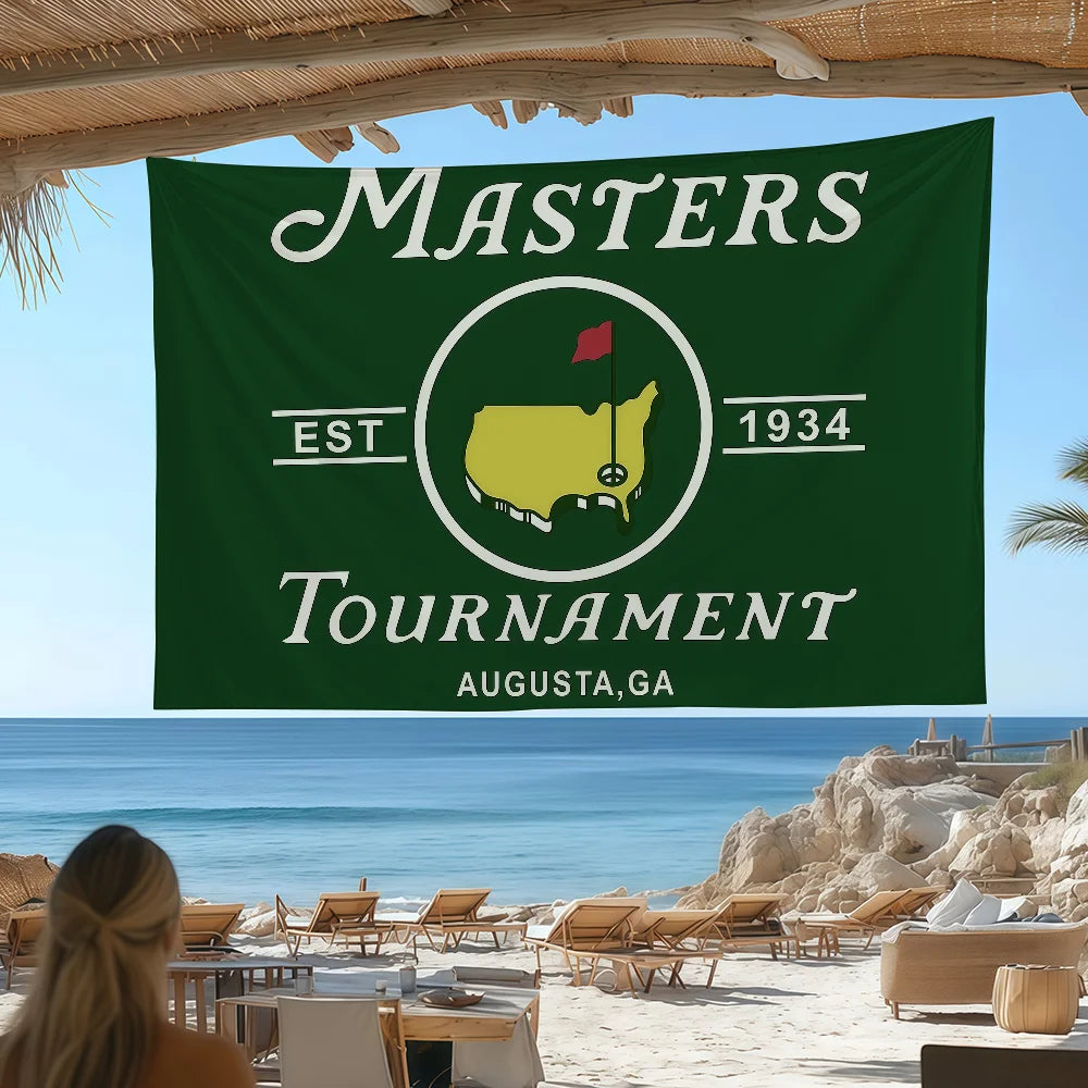 Una pancarta verde oscura con el texto Masters Est 1934 Tournament Augusta GA, vista al aire libre con vista al océano.