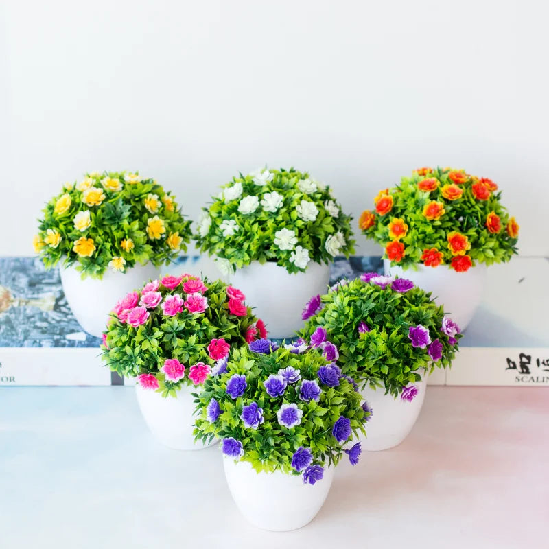 Collection de bonsais artificiels de différentes couleurs : jaune, blanc, vert et orange, dans des pots en céramique blanche