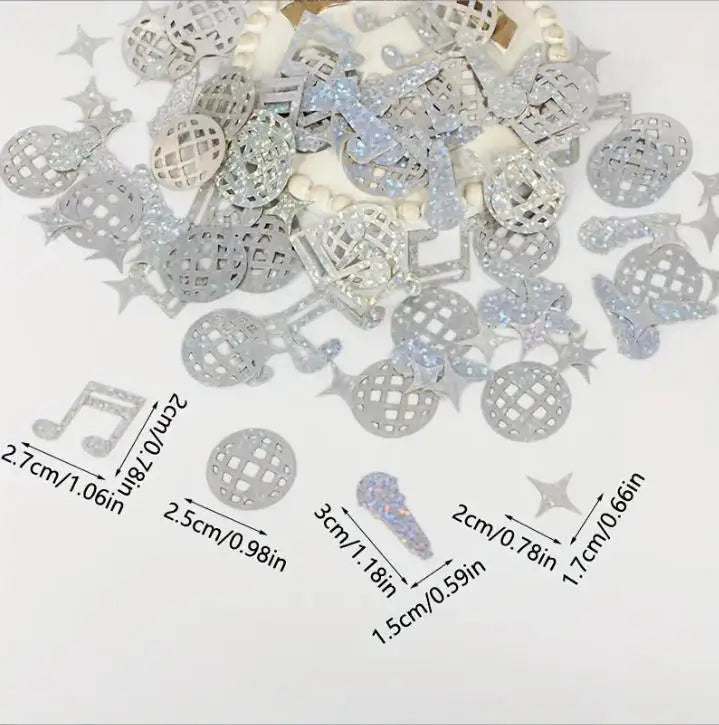 Eine Sammlung von silbernen und irisierenden Glitzerstreifen als Konfetti für Disco-Partys