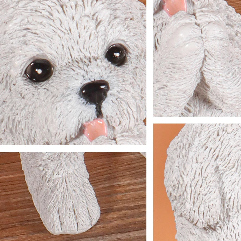 Gros plan d'une statue de chien en résine blanche avec des yeux foncés et un nez rose