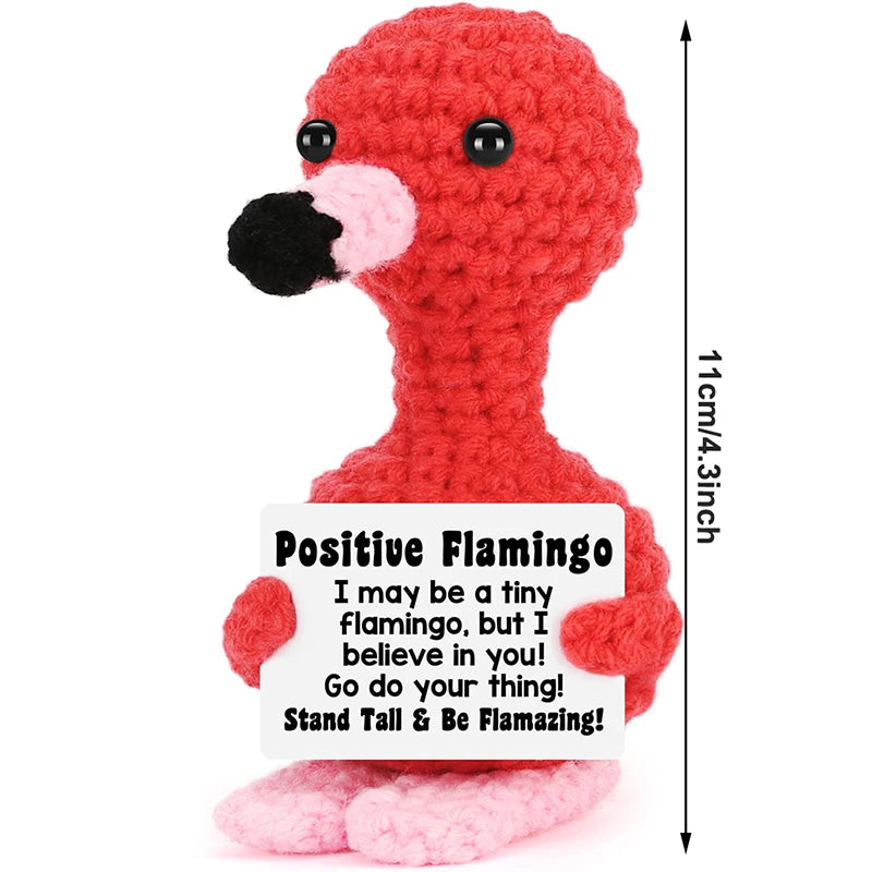 Rote Häkelflamingo-Sorgotier, aufrecht stehend mit rosa Schnabel und Füßen.
