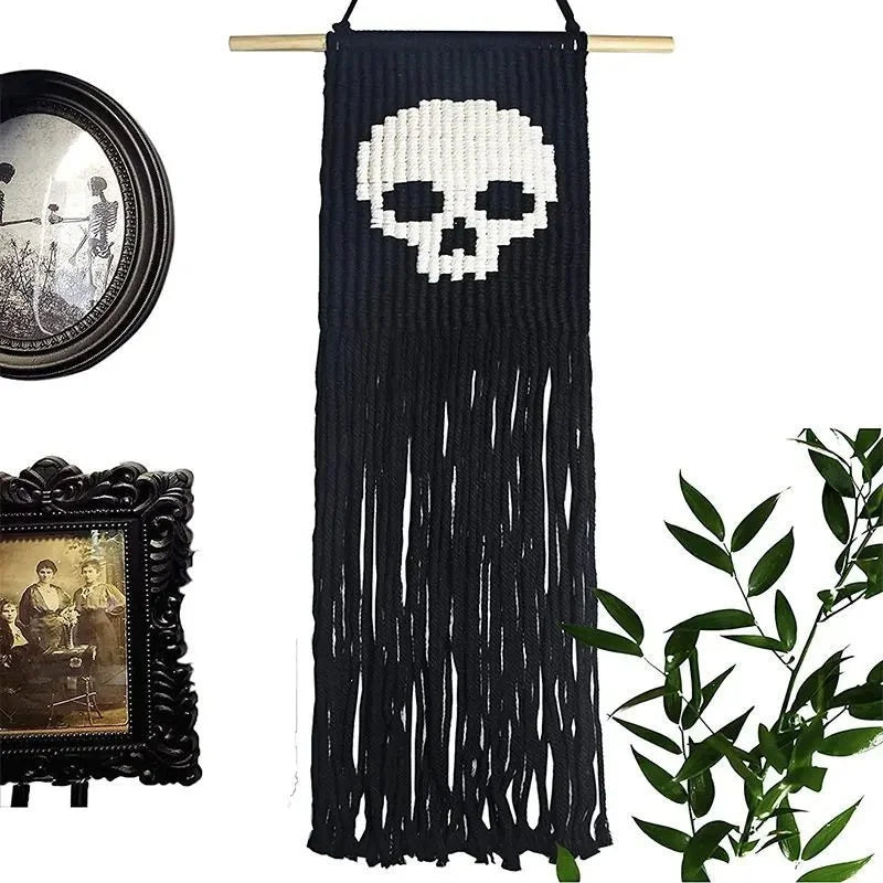 Tapis mural macramé noir avec un crâne blanc et de longues franges