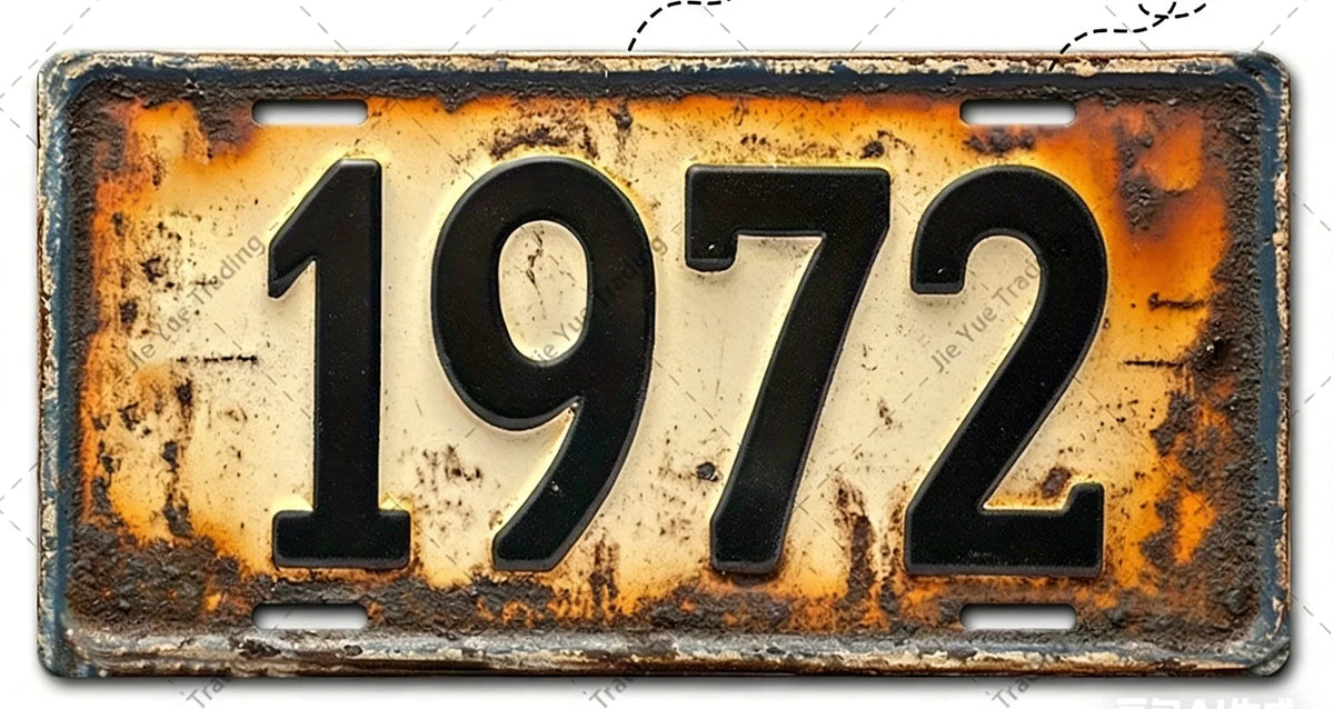 Letrero de pared de aluminio vintage con el número 1972 estampado en el metal envejecido.