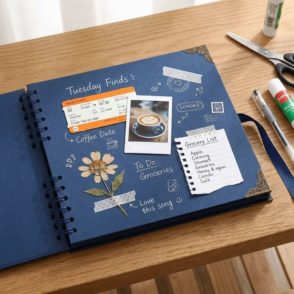 Un bloc-notes bleu avec des notes manuscrites et un billet de train sur une table en bois.