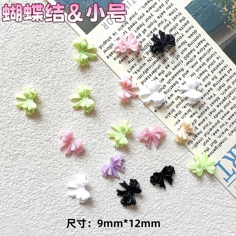 Colección de mini charmes de uñas en forma de tortuga de colores rosa, verde y negro sobre fondo blanco