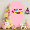 Fondo arqueado rosa decorado con globos y una pancarta de cumpleaños feliz.