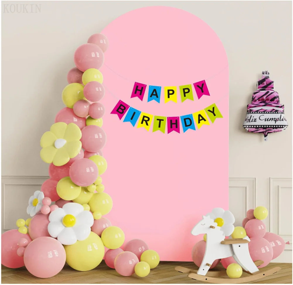 Fondo arqueado rosa decorado con globos y una pancarta de cumpleaños feliz.