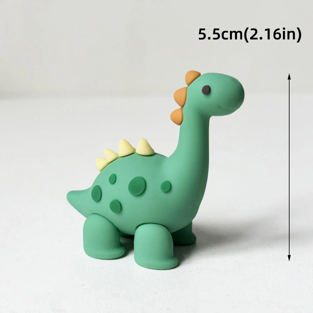 Una pequeña figura de dinosaurio verde claro con cuello largo y cresta puntiaguda, mostrada contra un fondo blanco.