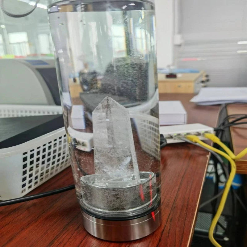 Una botella de vidrio transparente llena de agua y cristales sobre una mesa de madera en un entorno de laboratorio.