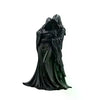 Statue einer gekleideten Paare in fließenden schwarzen Gewändern, Gothic Grim Reaper-Thema für Halloween-Dekoration.