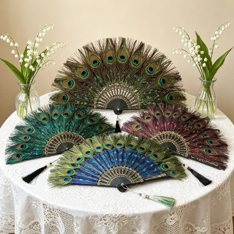 Présentation de plumes de paon naturelles sur une nappe blanche.