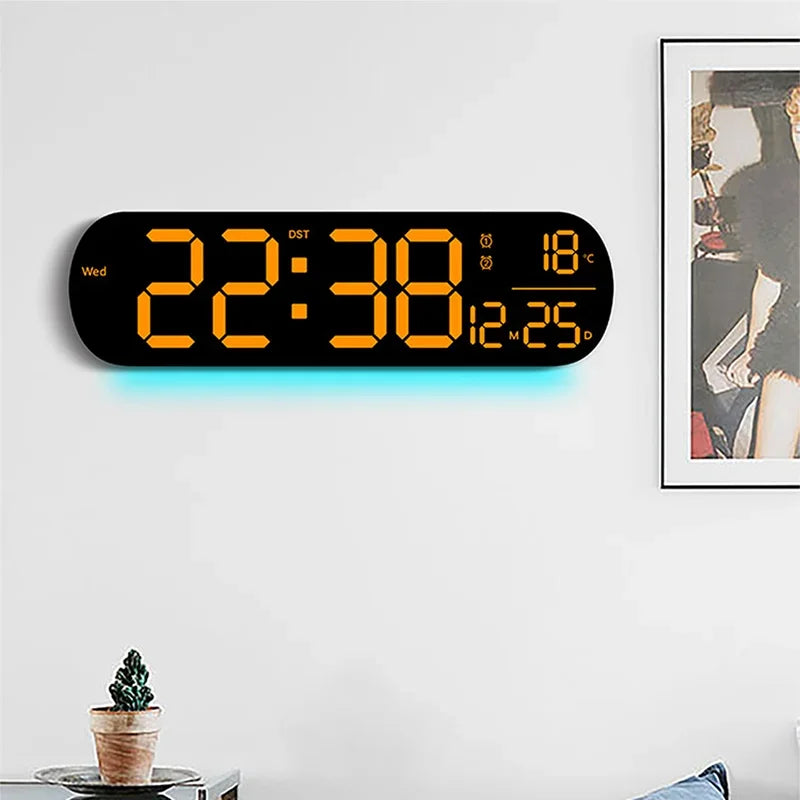 Reloj de pared digital LED RGB mostrando la hora 22:38 y temperatura de 18 grados Celsius.