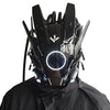 Primer plano de una máscara de juego cyberpunk negra iluminada usada por una persona.
