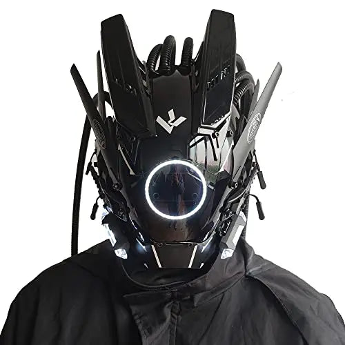 Primer plano de una máscara de juego cyberpunk negra iluminada usada por una persona.