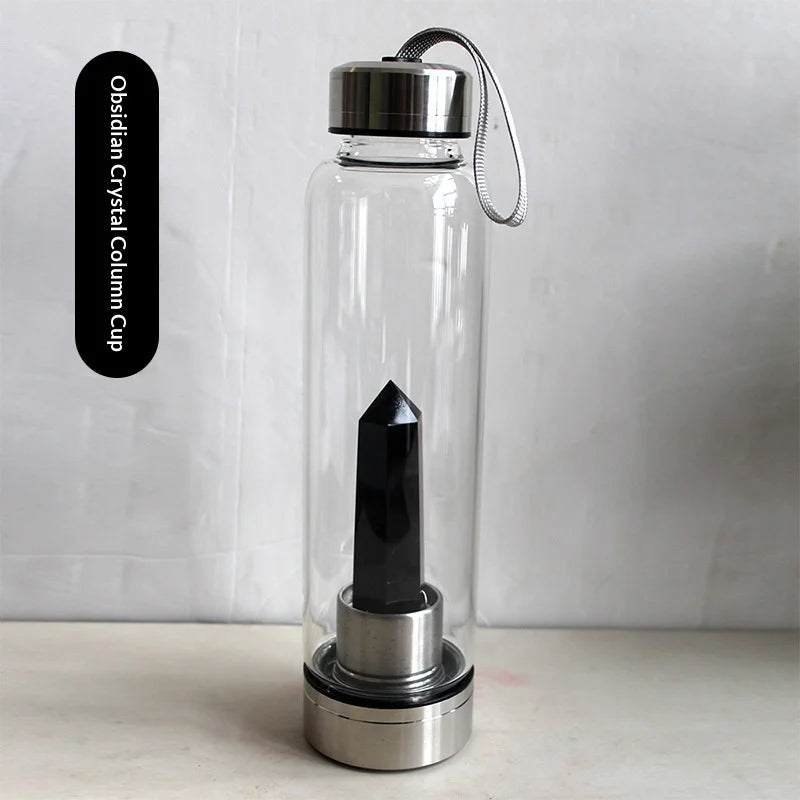 Botella de agua de vidrio transparente con inserto de columna de cristal de obsidiana y tapa de plata.