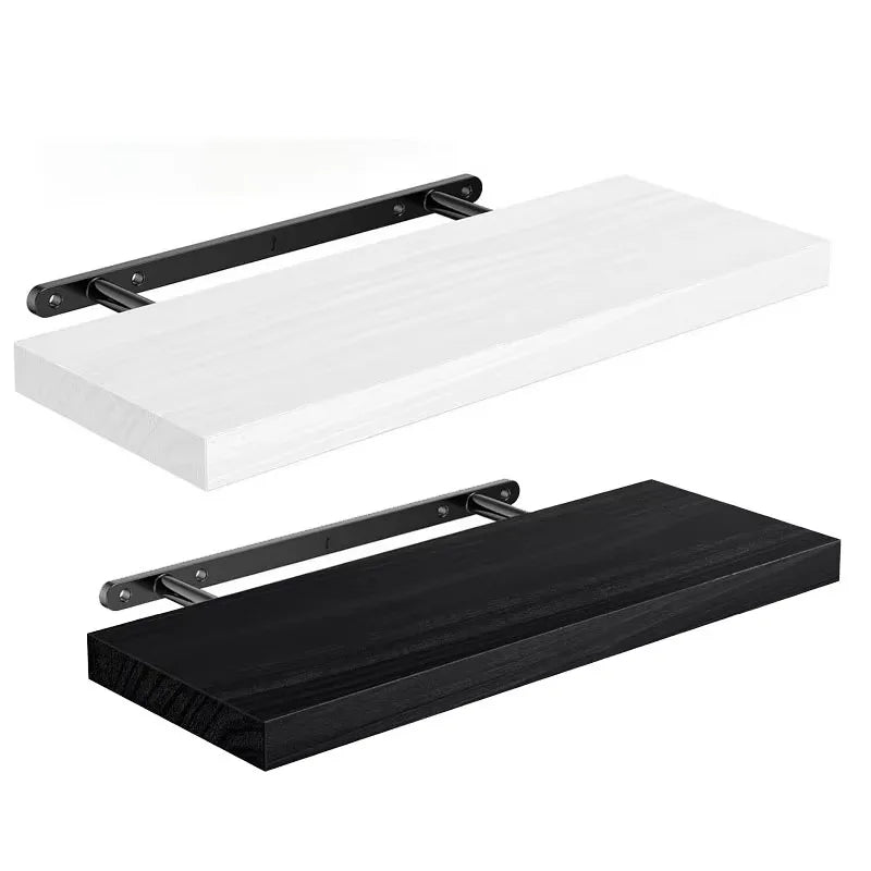 Un ensemble d'étagères flottantes en bois massif, blanches et noires, avec des supports métalliques.