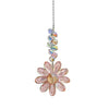 Un diffuseur de soleil en cristal suspendu, fleur de tournesol, avec des cristaux taillés roses et clairs.