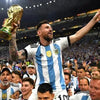 Leyenda del fútbol Lionel Messi celebrando con un trofeo de oro en el campo durante un partido