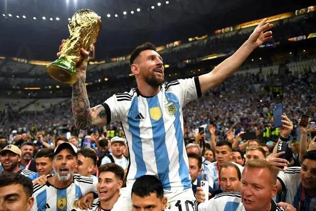 Leyenda del fútbol Lionel Messi celebrando con un trofeo de oro en el campo durante un partido
